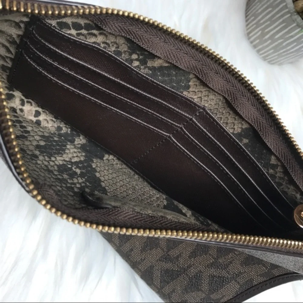 𝅺michael Kors XL Zip Brown Monogram Clutch - Picture 7 of 8